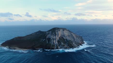 vista aérea de paralaje alrededor de la isla de los conejos de oahu durante el amanecer