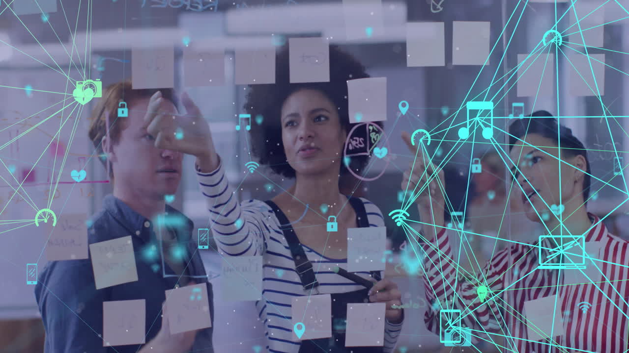 animación de redes de medios y comunicaciones sobre diversos colegas ocasionales tormenta de ideas en la oficina