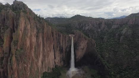 toma aérea amplia de la cascada basaseachi en el cañón candamena, chihuahua