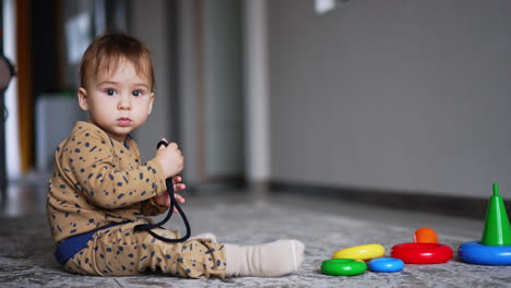 bebé jugando con juguetes