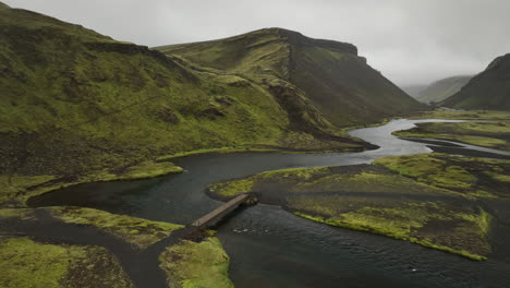 Fluss-Mit-Einer-Brücke-In-Wilder,-Roher-Natur-In-Island,-Luftaufnahme