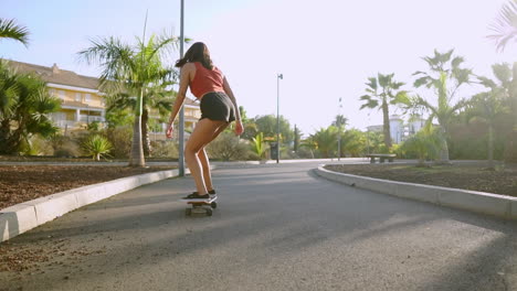 chica en una patineta en el parque