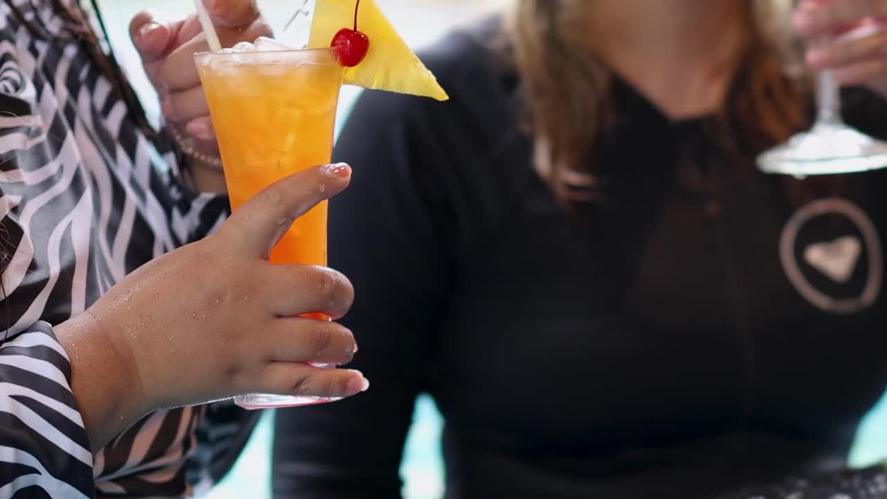 친구들이 수영장 에서 테일을 즐기고 있습니다.