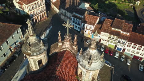 Toma-Aérea-Sobre-La-Catedral-En-La-Ciudad-Histórica-De-Ouro-Preto,-Brasil