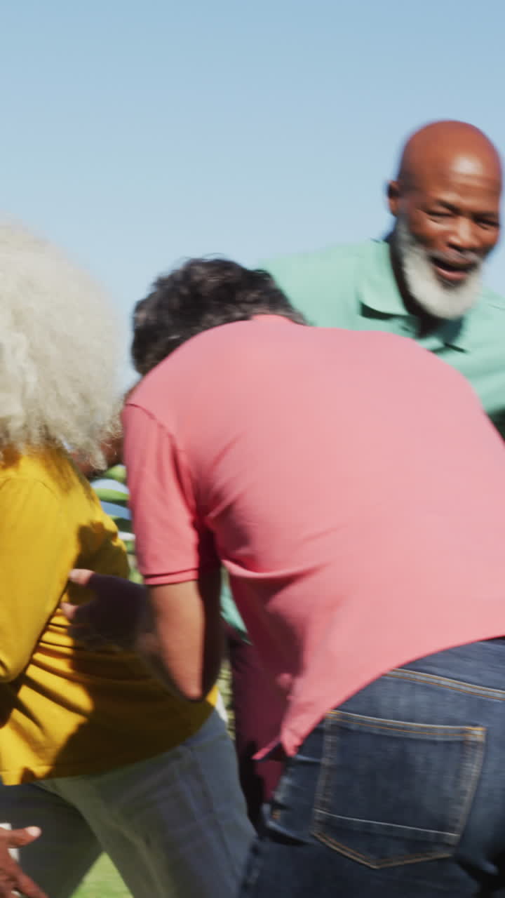personas mayores felices y diversas jugando al rugby en el jardín de la casa de retiro
