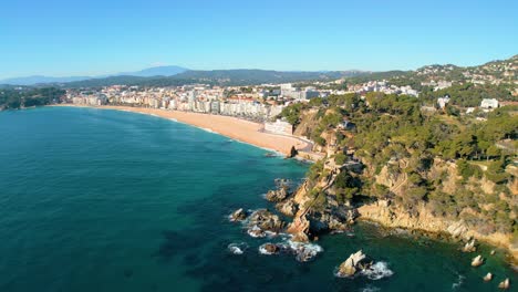 Luftaufnahmen-Vom-Strand-Von-Lloret-De-Mar,-Skyline-Der-Gebäude,-Frontlinie-Young-Tourism-Europe,-Mittelmeerplatz