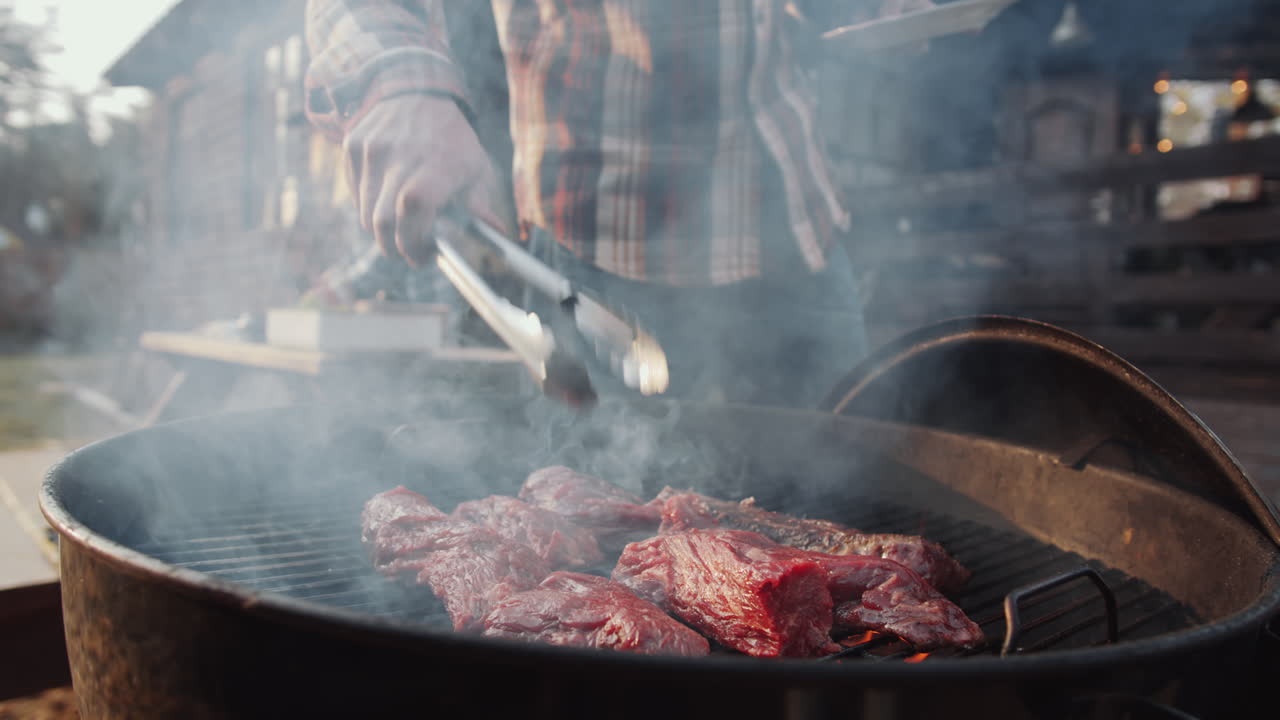 바 ⁇ 에서 bbq 그릴에  ⁇ 고기를 요리하는 남자