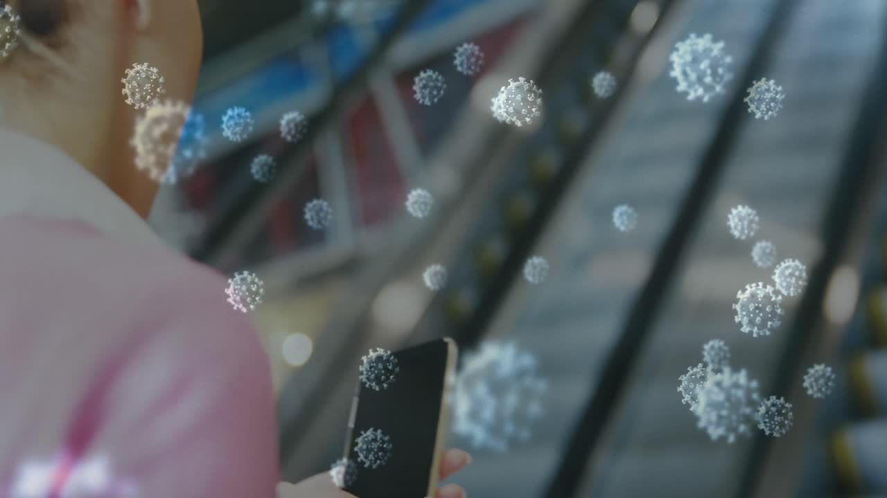 video compuesto digital de células de covid-19 que se mueven contra la mujer usando un teléfono inteligente en el fondo
