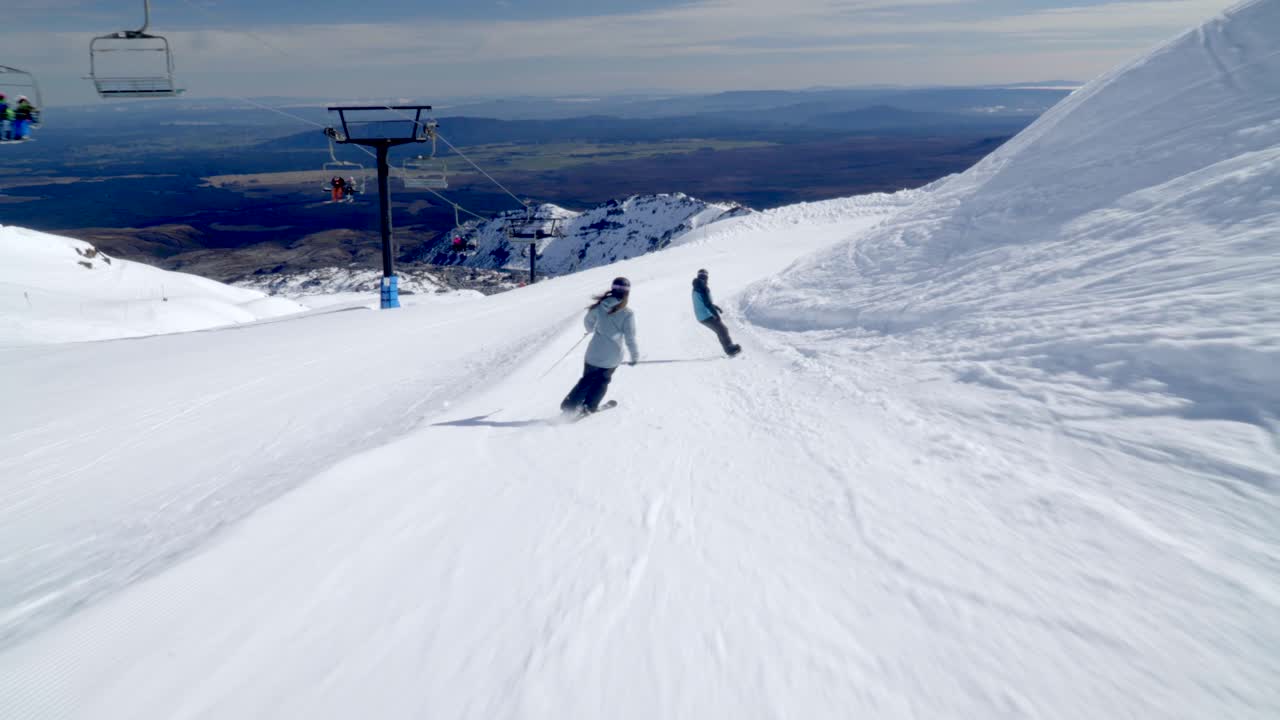 esquí alpino y snowboard en pendiente suave en el monte ruapehu, estación de esquí