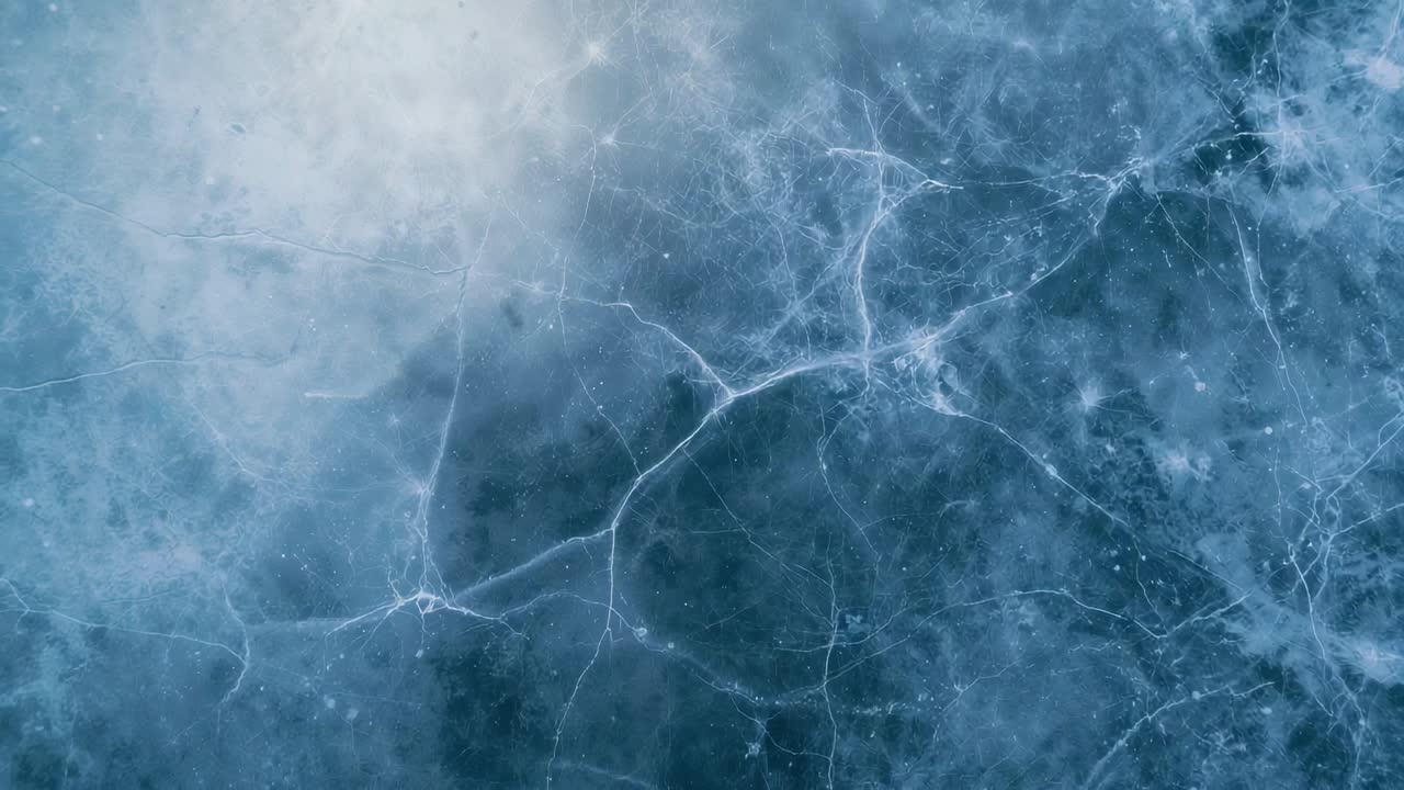 Luce mutevole che rivela microfratture nella lastra di ghiaccio crepato sulla superficie del lago, con una chiazza chiara e pallida