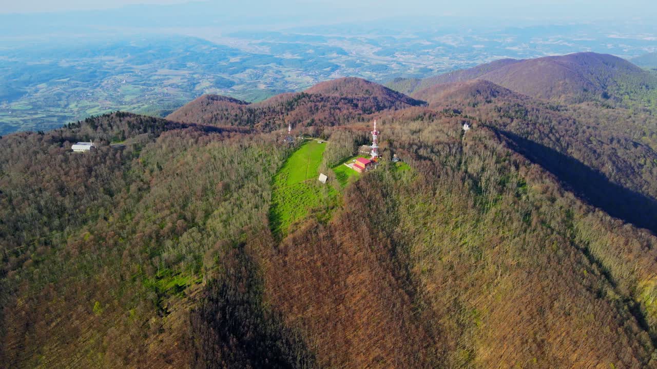 봄 에 산 꼭대기 에 있는 tv 와 라디오 통신 센터 의 항공 4k 드론 영상