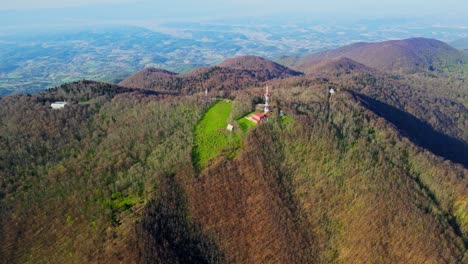 imágenes aéreas de drones 4k de un centro de comunicación de televisión y radio en la cima de la montaña en la primavera