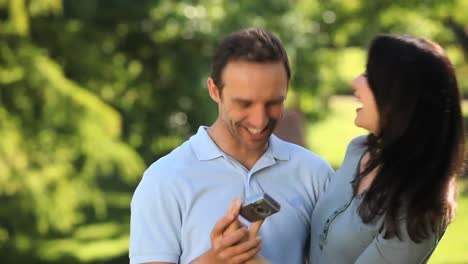 Couple-taking-photo-of-themselves