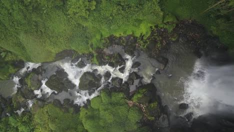 Drone-Aéreo-De-Arriba-Hacia-Abajo-Que-Desciende-Verticalmente-Hacia-La-Cascada-Y-El-Arroyo-Del-Bosque-De-Penatapan-En-Berastagi,-Sumatera-Del-Norte,-Indonesia