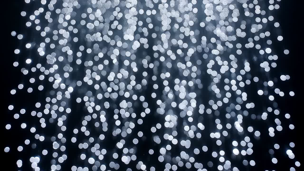 Tende mosse con dischi bokeh bianchi che scendono e si attenuano in uno studio buio durante una sequenza di illuminazione