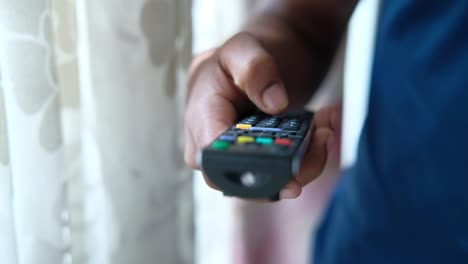 hombre con un control remoto de tv