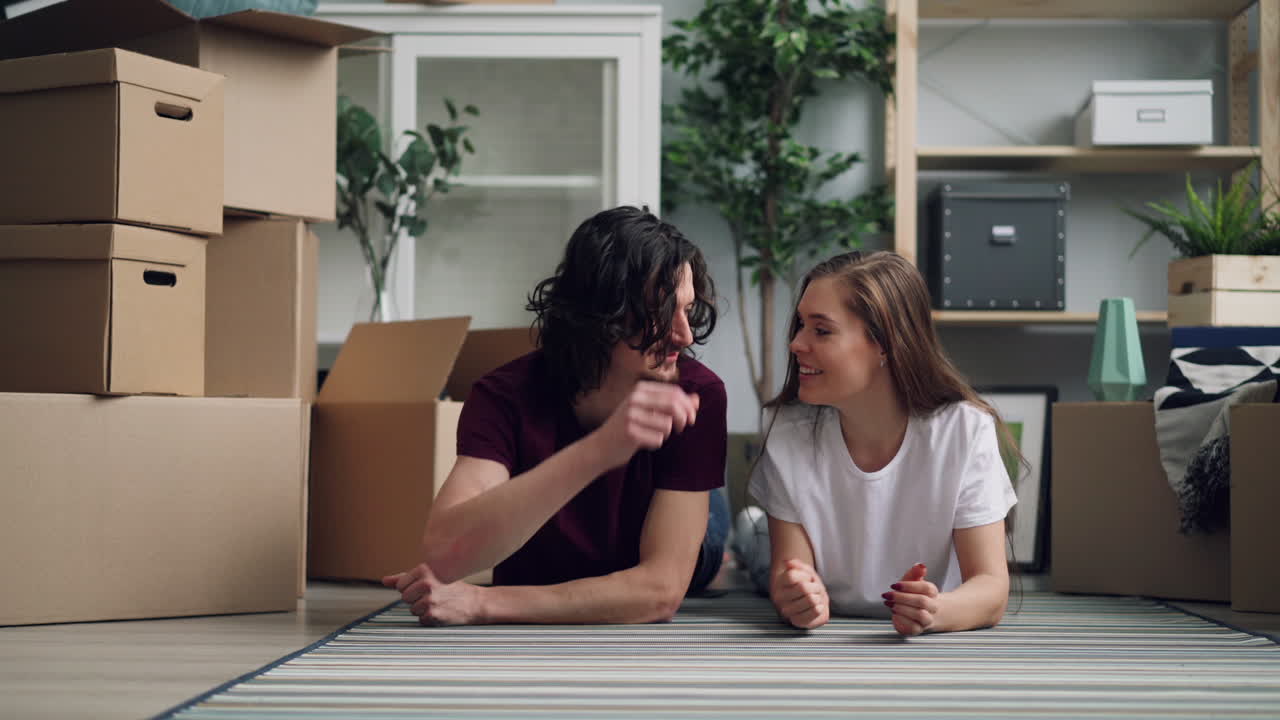 una pareja feliz se muda a un nuevo hogar.
