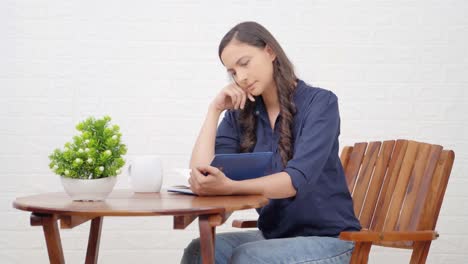 Indisches-Mädchen-In-Einem-Café,-Das-Buch-Liest