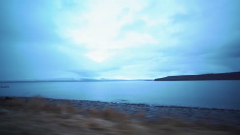 Vista-Desde-El-Coche-Mientras-Se-Conduce-A-La-Orilla-Del-Océano-En-Islandia