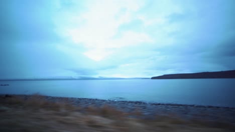 vista desde el coche mientras se conduce a la orilla del océano en islandia