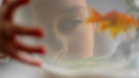 Niña-Mirando-Peces-De-Colores-En-Un-Recipiente-Viendo-Peces-Nadando-En-El-Acuario-Niño-Sonriendo-Feliz-Disfrutando-De-Una-Mascota-Acuática-4k