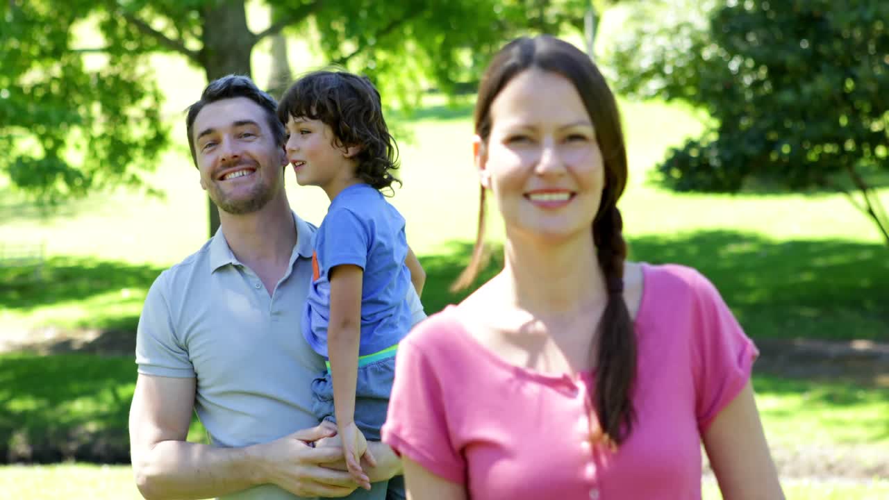 familia feliz en el parque juntos