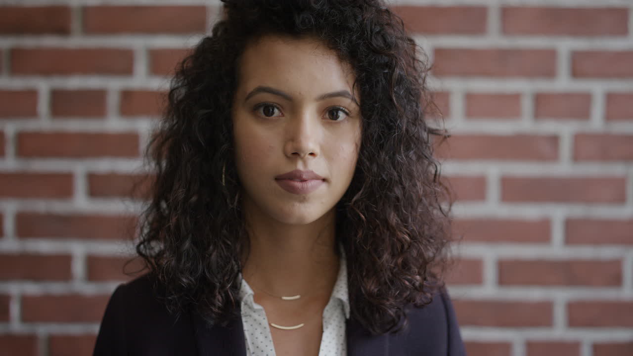 retrato joven mujer de negocios independiente gira la cabeza confiada empresaria hispana vestida con moda elegante en cámara lenta