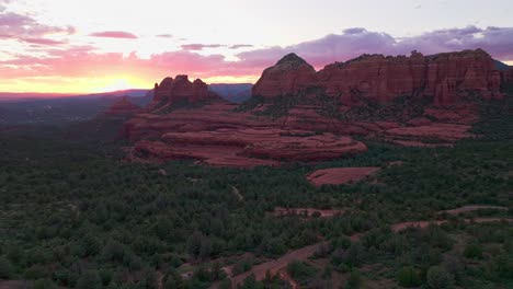 Líneas-De-Dosel-De-Enebro-Y-Pino-Piñonero-Desierto-Al-Suroeste-Sobre-El-Tiovivo-Sendero-De-Roca-Redonda,-Sedona,-Arizona