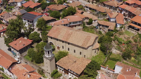 torre del campanario de la iglesia entre los techos de terracota roja de veliko tarnovo