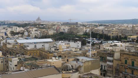 Eine-Draufsicht-Einer-Stadt-Und-Unserer-Lieben-Frau-Vom-Karmel,-Valletta,-Malta