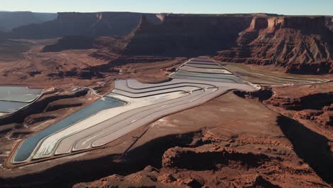 vista aérea de los estanques de potasa, campos de evaporación en el desierto de utah cerca de moab ee.uu., disparo de dron