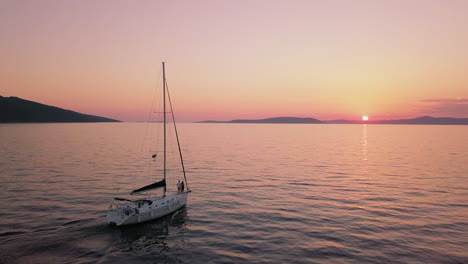 Antenne-4k-Segelboot-Bei-Sonnenuntergang-Am-Meer