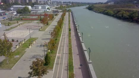 mi corazón está en lo alto, mi tristeza ha tomado vuelo, estoy caminando por el río