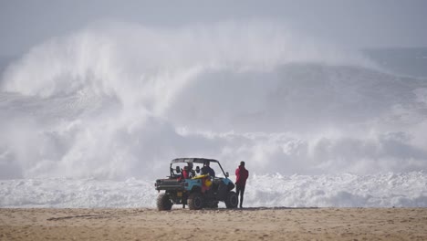 cámara lenta de una ola rompiendo en la playa en nazaré, portugal