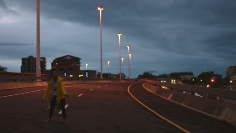 mujer, noche o calle baile de hip hop en la carretera