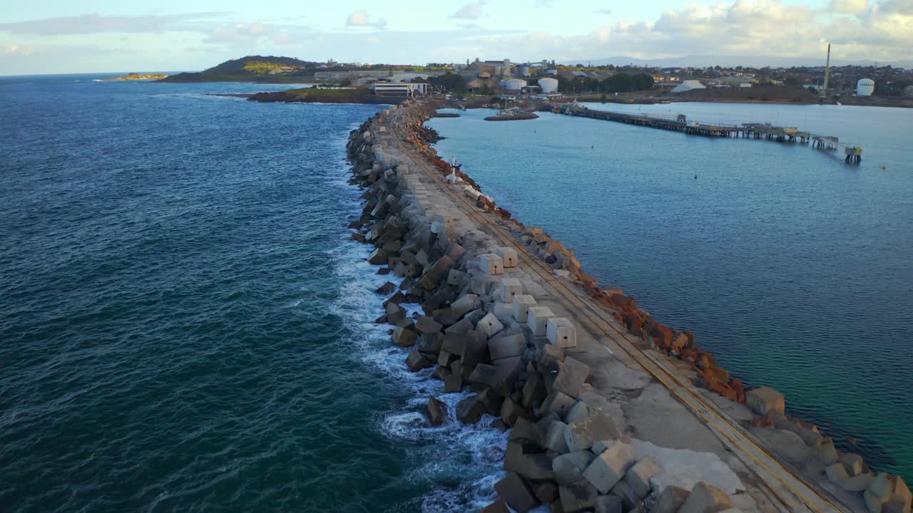 port kembla, wollongong, nsw, australia 근처의 방파제 콘크리트 장벽의 공중 전망