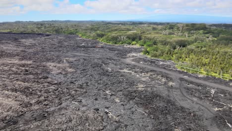 El-Avance-Con-Drones-Domina-Los-Enormes-Campos-De-Lava-En-Big-Island,-Hawaii,-Yuxtaponiendo-áreas-No-Afectadas-Por-La-Erupción-De-Leilani-Estates.