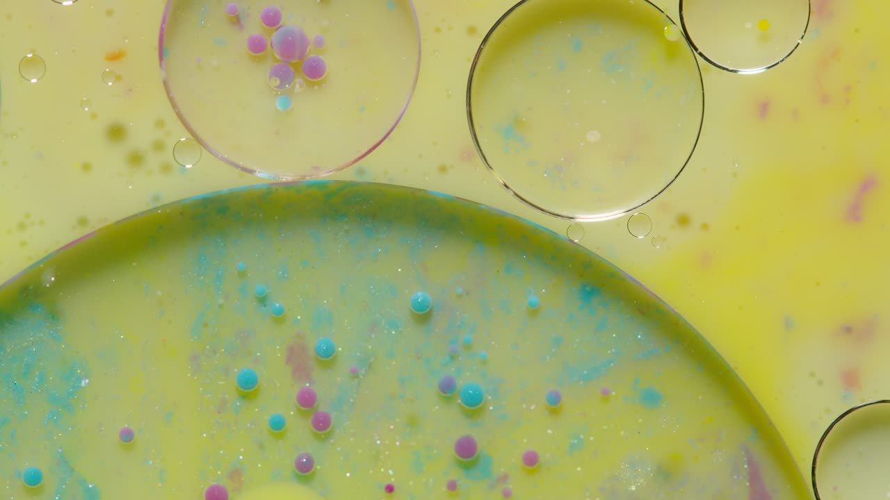 노란색 배경에 추상적인 다채로운 거품과 물방울