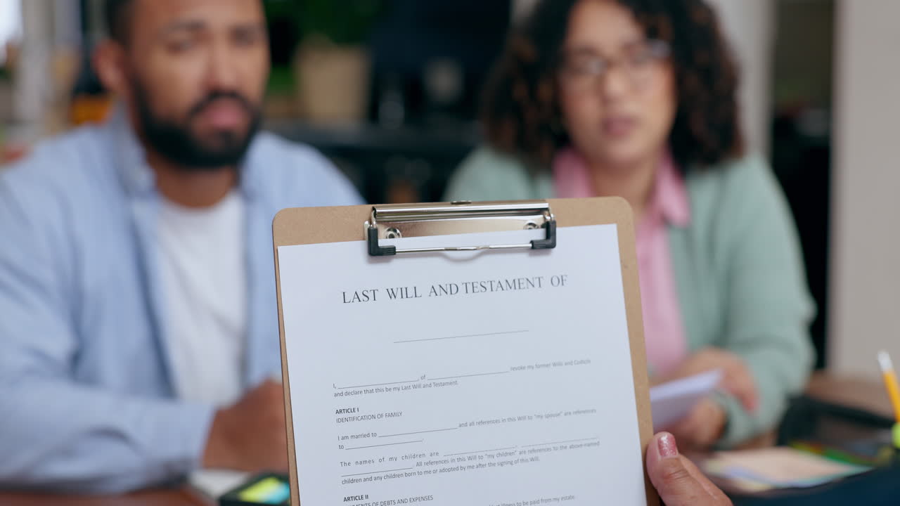 will, abogado hablando o pareja con contrato para