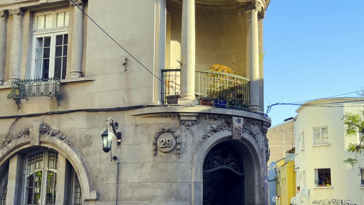 칠레 인근 마을 거리를 내려다보는 발코니 기둥과 함께 concha y toro 식민지 테라스 부동산