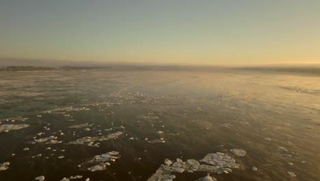 vista aérea hacia atrás sobre el st congelado