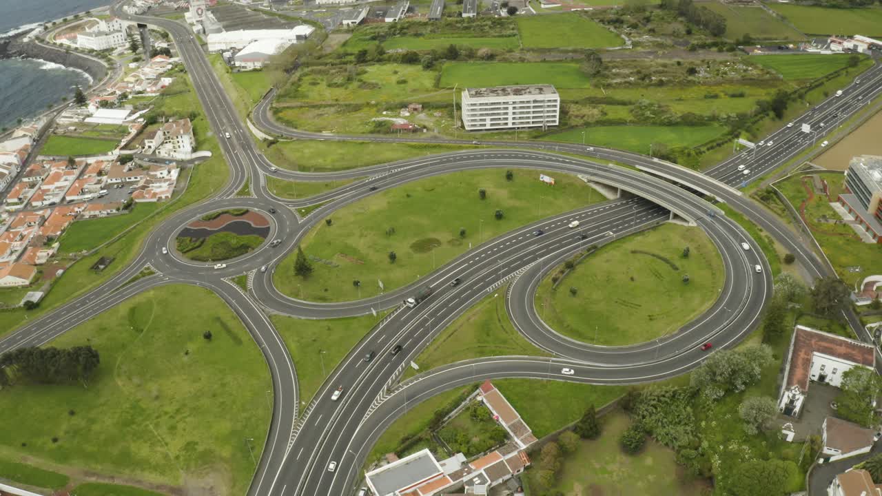 폰타 델가다, 아조레스에 있는 리베이라 그란데 도로의 공중 establihsing 샷