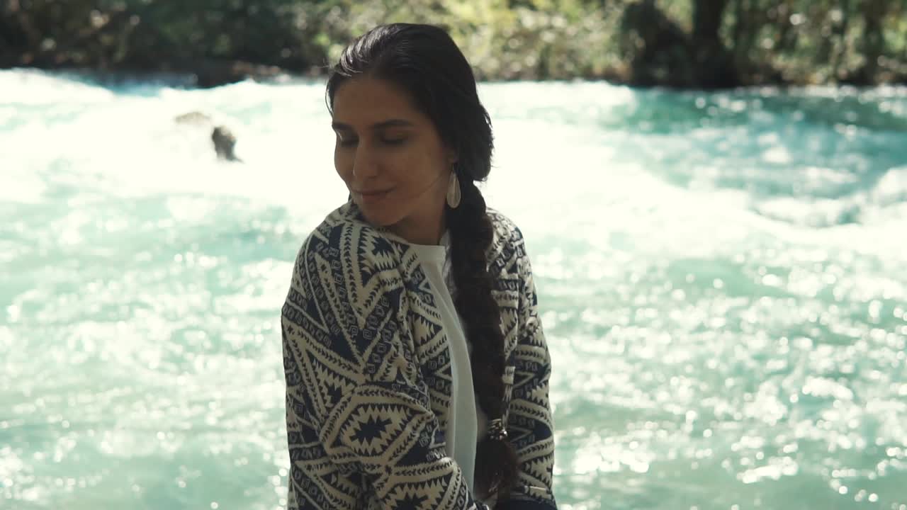 mujer junto a un río