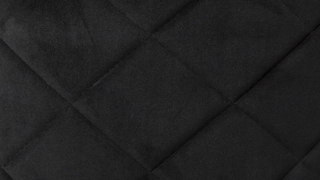 la cámara hace un zoom lento en la textura de terciopelo en un estudio de fotografía