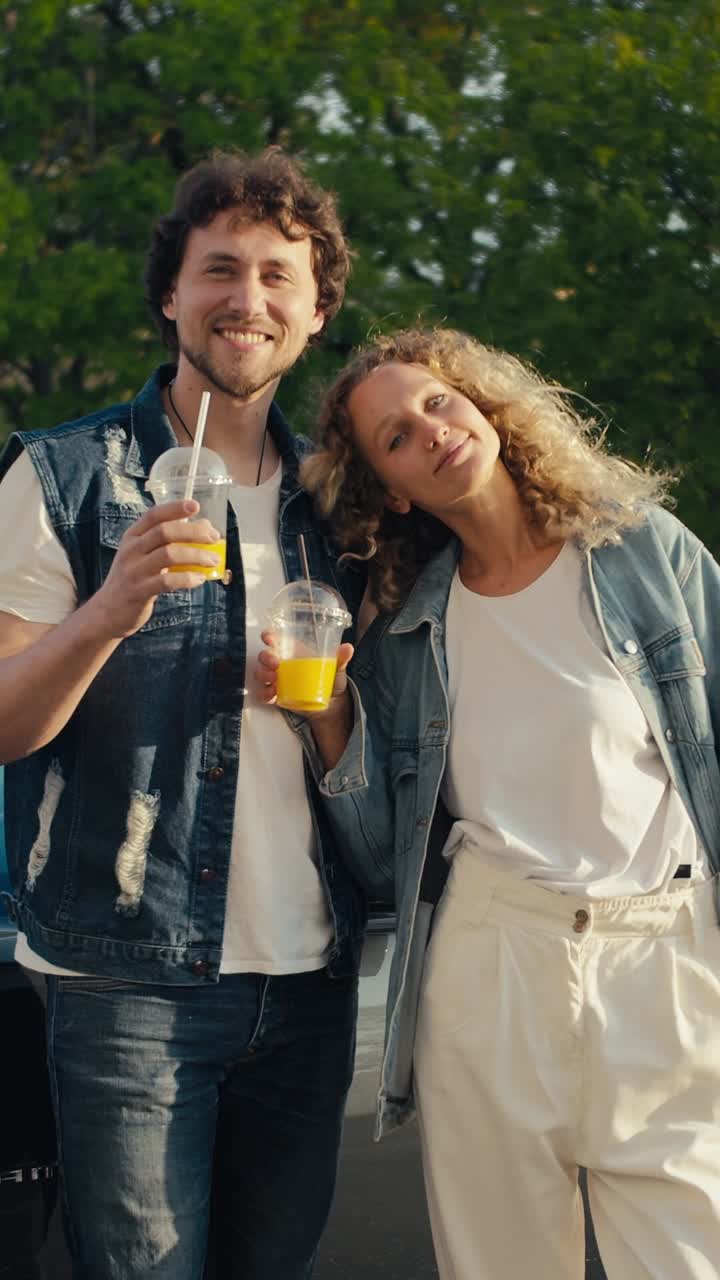 pareja disfrutando de bebidas al aire libre