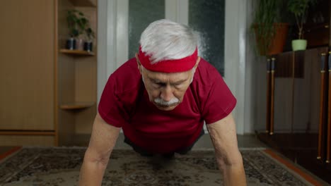 Abuelo-Mayor-Jubilado-Haciendo-Ejercicio,-Entrenamiento,-Fitness,-Ejercicios-Deportivos-De-Flexiones-En-Casa