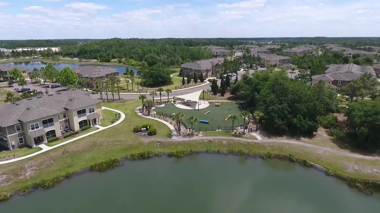 Park dla psów przy stawie w kompleksie apartamentów Wesley Chapel