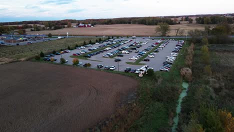 autos estacionados en un lote de viajes compartidos entre lansing y grand rapids