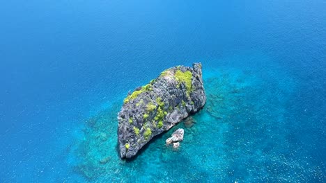 amplia toma aérea del sitio de buceo north rock, el nido, palawan, filipinas.