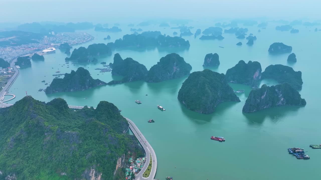 베트남 하롱시 (ha long city) 에서 볼 수 있는 태양세계 하롱공원 (sun world halong park) 과 바이차이 다리 (bai chay bridge) 는 유네스코 세계유산으로 지정된 하롱 만 근처에 있다.